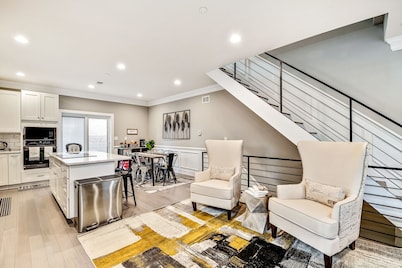 Exceptional Downtown Townhome w/Roofdeck -4Bd/3Bth