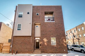 Exterior - Exceptional Downtown Townhome w/Roofdeck -4Bd/3Bth (Philadelphia)