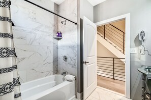 Bathtub, hair dryer, towels, soap - Exceptional Downtown Townhome w/Roofdeck -4Bd/3Bth (Philadelphia)
