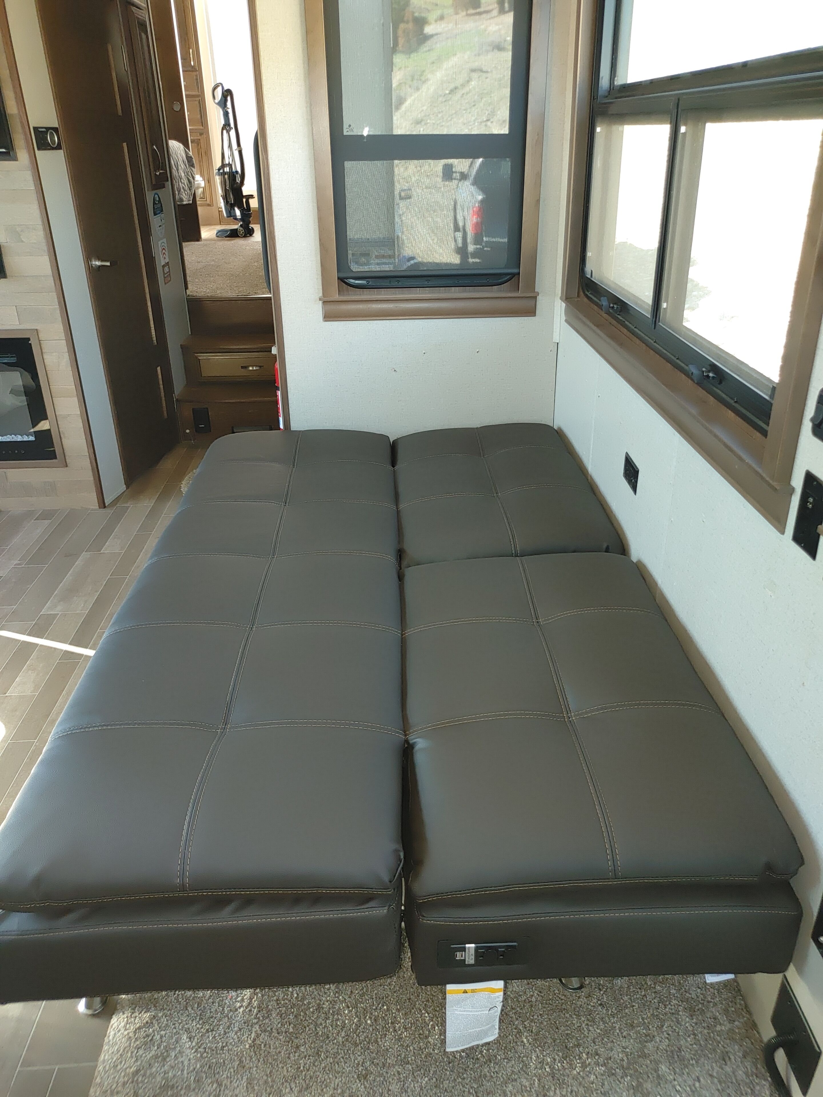 2019 40' 5th wheel on quiet property in the country with spectacular river views