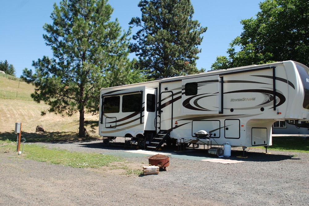 2019 40' 5th wheel on quiet property in the country with spectacular river views