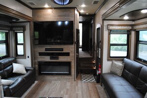 Smart TV, fireplace, stereo