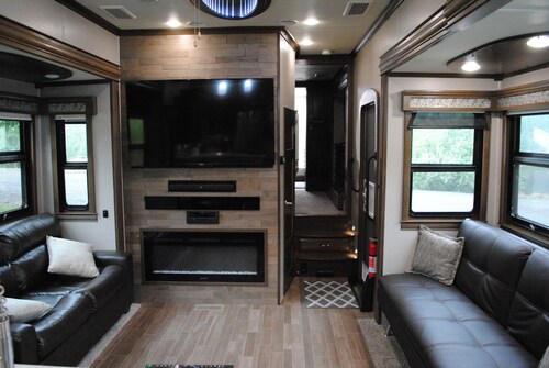 2019 40' 5th wheel on quiet property in the country with spectacular river views