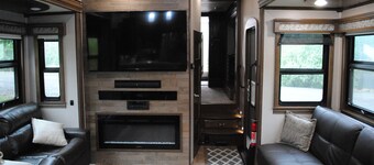 2019 40' 5th wheel on quiet property in the country with spectacular river views