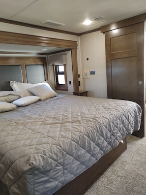 1 bedroom, free WiFi, bed sheets - 2019 40' 5th wheel on quiet property in the country with spectacular river views (Lenore)