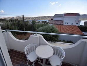 Outdoor dining - Nice apartment with balcony and sea view (Pag)