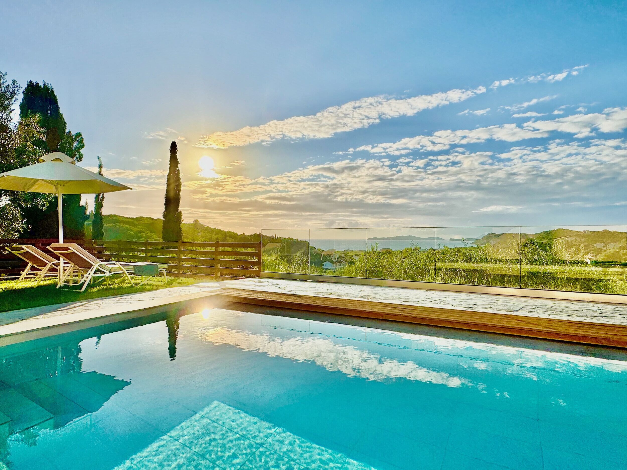 Lämmitetty uima-allas