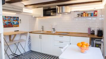 Réfrigérateur, micro-ondes, plaque de cuisson, cafetiÚre/bouilloire