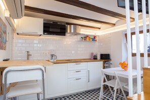 Fridge, microwave, stovetop, coffee/tea maker