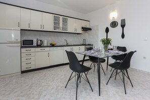 Fridge, oven, stovetop, dishwasher
