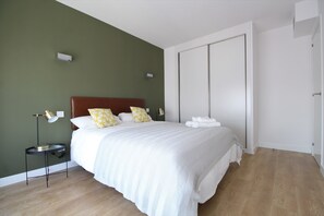 3 slaapkamers, een strijkplank/strijkijzer, reisbedje, wifi