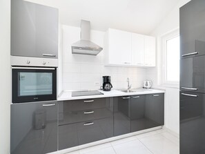 Kylskåp, mikrovågsugn, ugn och spishäll