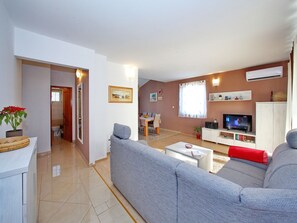 TV - Apartment in Bibinje near Pebble Beach (Bibinje)