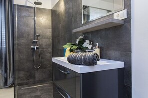 Badekar, hårføner og håndklær