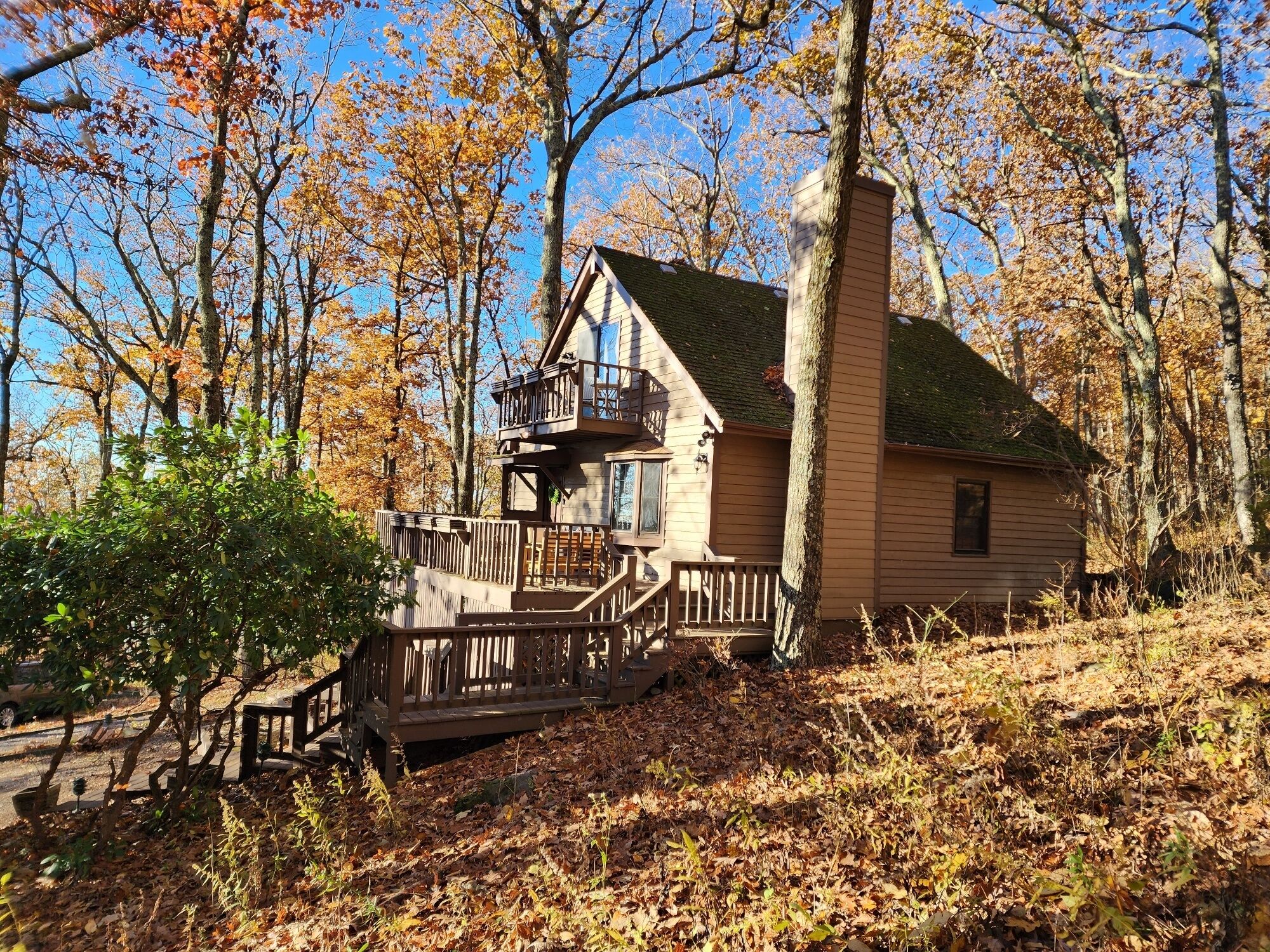 Cozy 3-bedroom cabin located in Wintergreen Resort