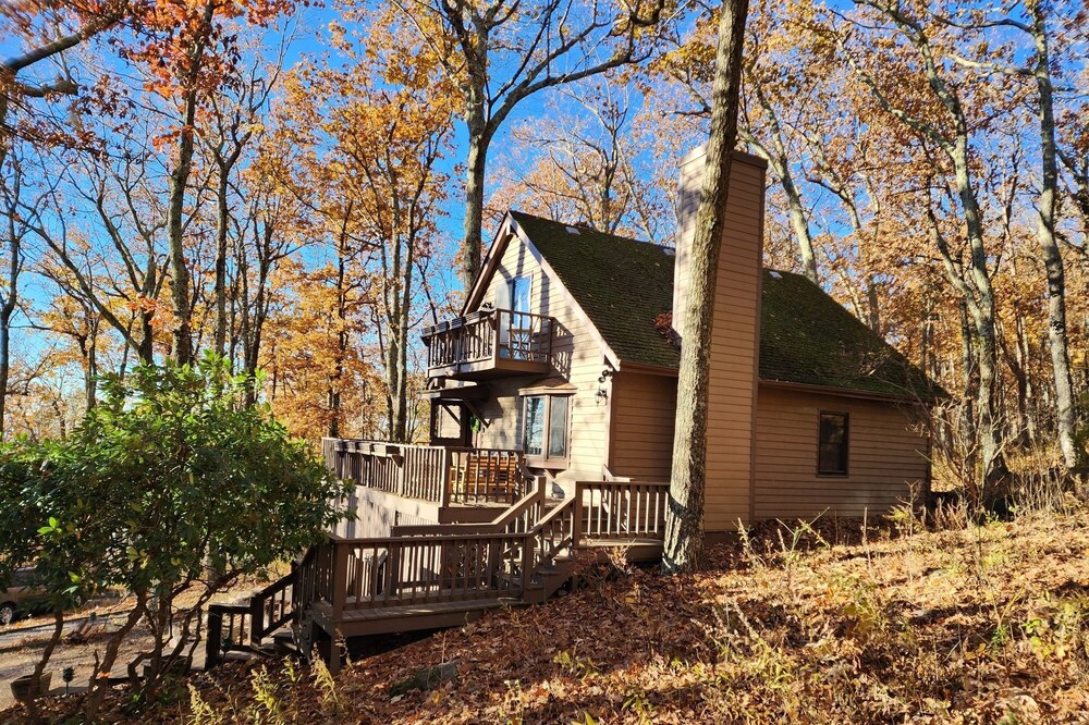 Cozy 3-bedroom cabin located in Wintergreen Resort