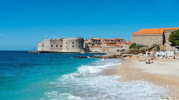 A coastal town with a historic fortification and a beach. - Modern Stay near Cavtat (Močići, Dubrovnik - Konavle Region)
