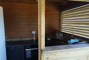 Refrigerador, horno, parrilla de estufa y cafetera y tetera 