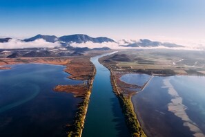 An aerial view of a river with surrounding landforms and a mountainous backdrop. - Cozy villa in Ploce with shared pool (Ploce)