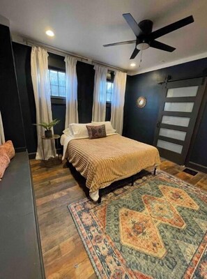 Room - Historic “Market” Full of Character w/firepit (New Albany)