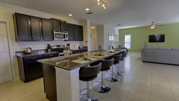 Villa, 5 Bedrooms | Private kitchen | Oven, dishwasher