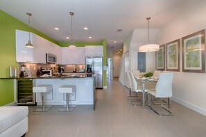 Maison, 3 chambres | Cuisine privée | Un four, lave-vaisselle, table de salle à manger