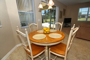 Casa, 4 habitaciones | Restaurantes