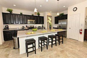 Villa, 6 Bedrooms | Private kitchen