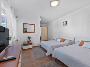 5 bedrooms, iron/ironing board, WiFi