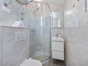 Shower, jetted tub, hair dryer, bidet