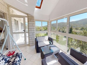 TV, fireplace, ping pong, stereo