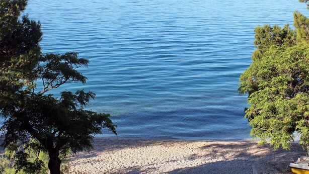 A beach with a clear view of the sea and distant mountains. - Cozy Apartment Brela (Brela)