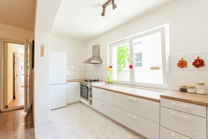 Jääkaappi, mikroaaltouuni, uuni, liesi