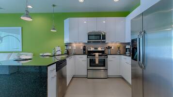 Townhome, 3 Bedrooms | Private kitchen | Oven, dishwasher, dining tables