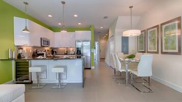 Townhome, 3 Bedrooms | Dapur peribadi | Ketuhar, mesin basuh pinggan mangkuk, meja makan