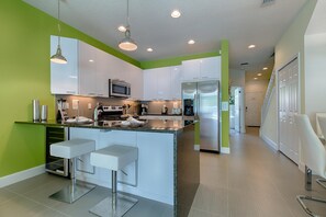 Maison en rangée, 3 chambres | Cuisine privée | Un four, lave-vaisselle, table de salle à manger