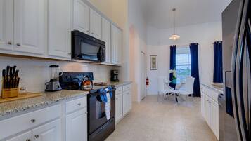 Townhome, 3 Bedrooms | Dapur peribadi | Ketuhar, mesin basuh pinggan mangkuk, meja makan