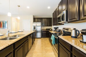 House, 6 Bedrooms | Private kitchen