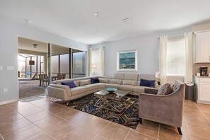 House, 4 Bedrooms | Living room