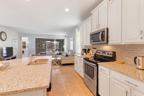 House, 4 Bedrooms | Private kitchen