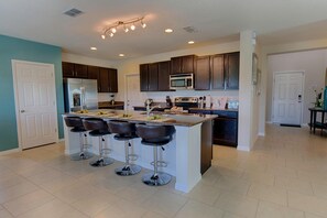 Maison mitoyenne, 3 chambres | Cuisine privée | Four, lave-vaisselle