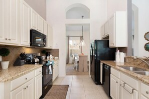 House, 4 Bedrooms | Private kitchen