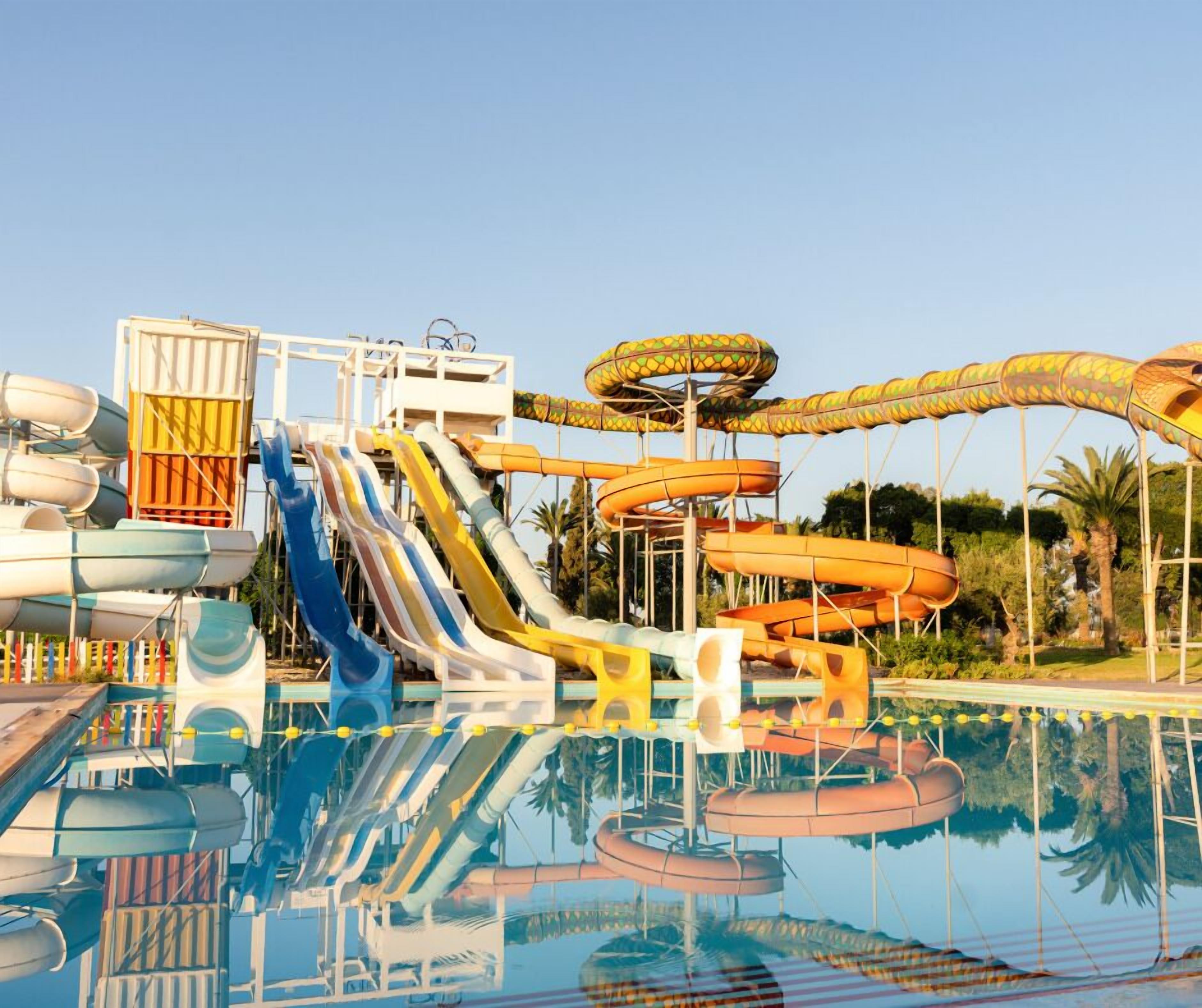En vattenpark med flera vattenrutschkanor och en pool.