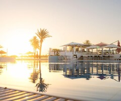 Una piscina cubierta, una piscina al aire libre de temporada