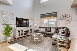 Villa, 6 Bedrooms | Living room