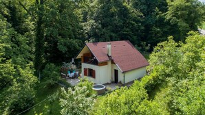 A small house surrounded by dense forest. - Charming Stay in Sveti Križ (Tuhelj)