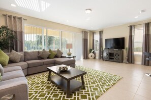 Villa, 5 Bedrooms | Living room