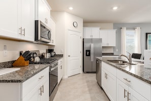 Townhome, 5 Bedrooms | Private kitchen | Oven, dishwasher