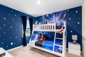 Casa geminada, 5 quartos | 5 quartos, individualmente decorados, individualmente mobiliados