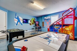Villa, 6 chambres | Salle de jeux
